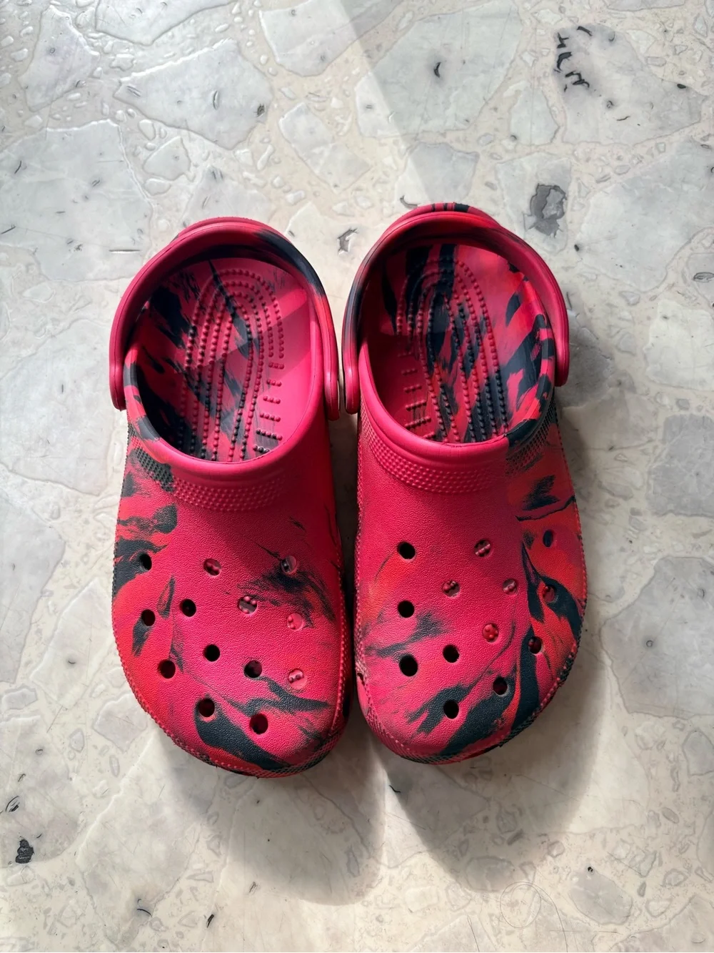 Crocs Classic Marbled Clogs – Men’s Size 8